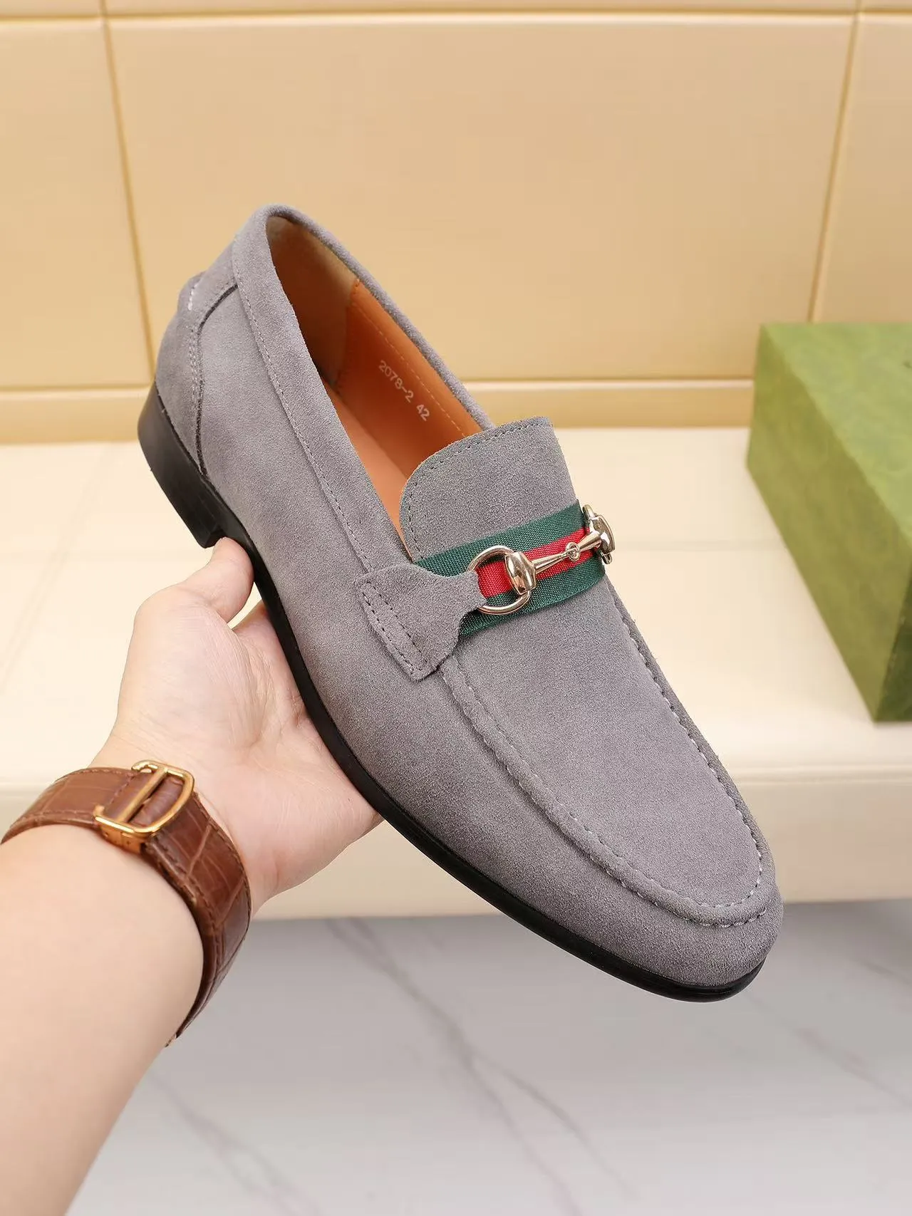 Men's men's shoes 💰440 🆘【GUCCI】Gucci ·🐂里· Hot-selling beanie shoes, top brand luxury, top quality, latest fashion beanie shoes.. The upper is made of original high mercerized smooth cow suede. (Full top-layer water-dyed 🐂 leather and lining). The original stylish and stylish soft rubber wear-resistant and non-slip outsole is light and comfortable on the foot, available in 3 colors! Matching code: 39-45 (38.46. Customized)